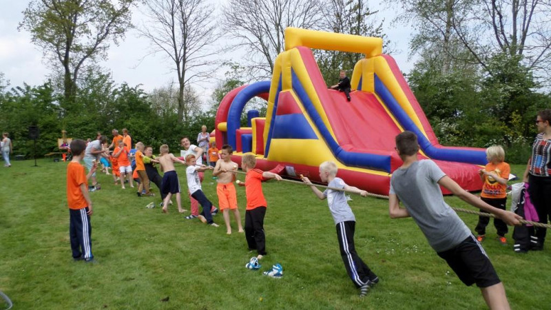 In beeld: Dolle pret bij Koningsspelen in Zijdewind - NH ...