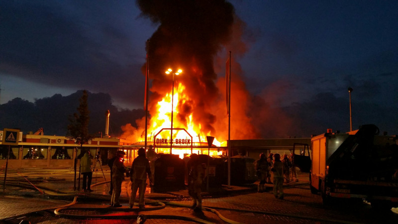 Grote uitslaande brand in supermarkt Volendam: veel ...