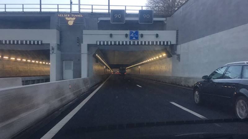 Flinke botsing in Velsertunnel: voorlopig in beide richtingen dicht.