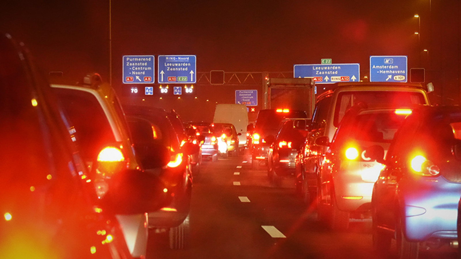 Ongeluk met zeven autos op A8 bij knooppunt Zaandam. Ongeluk met zeven autos op A8 bij knooppunt Zaandam.