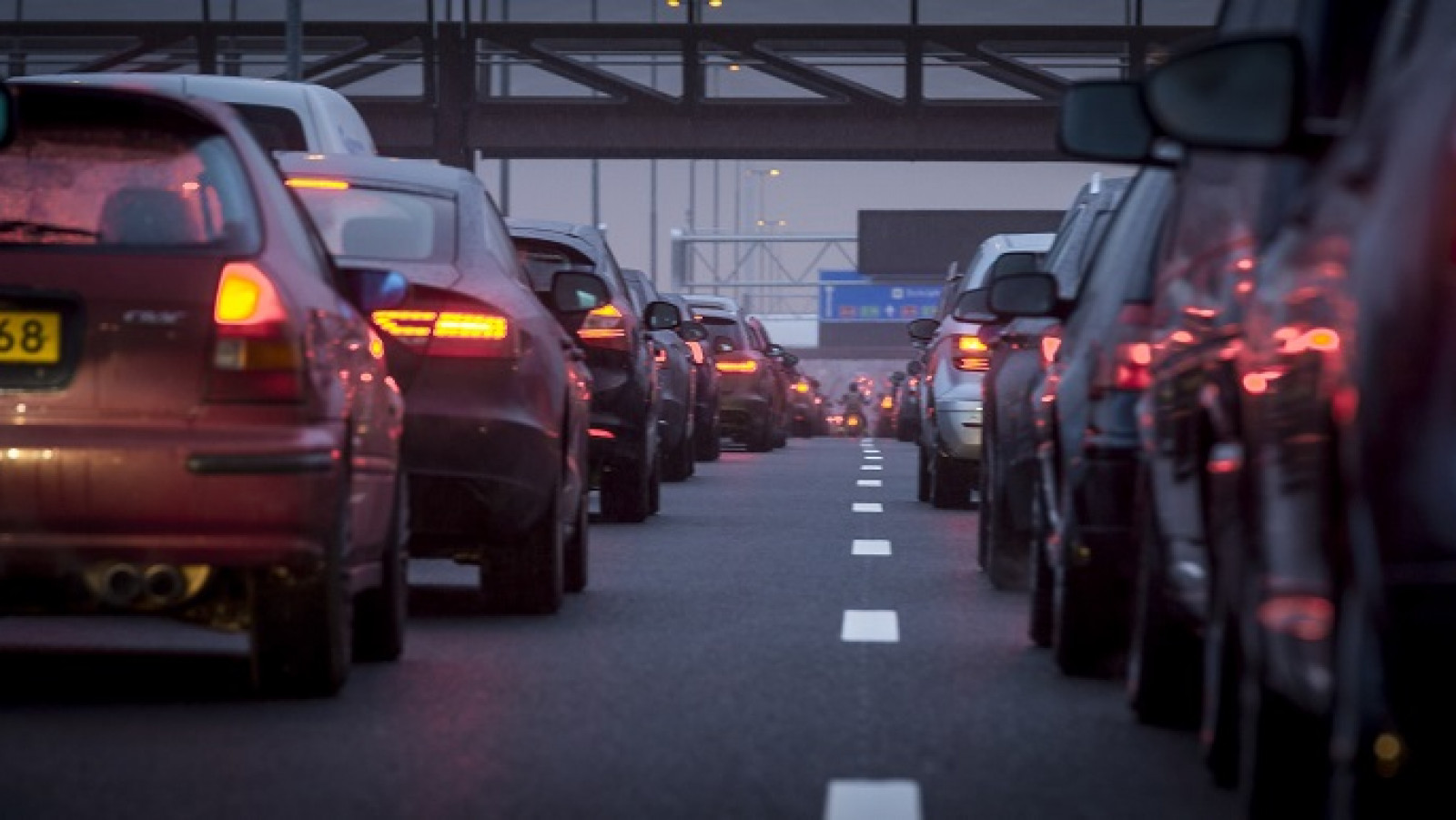 Flinke files rond Amsterdam door ongeluk en drukte. Flinke files rond Amsterdam door ongeluk en drukte.