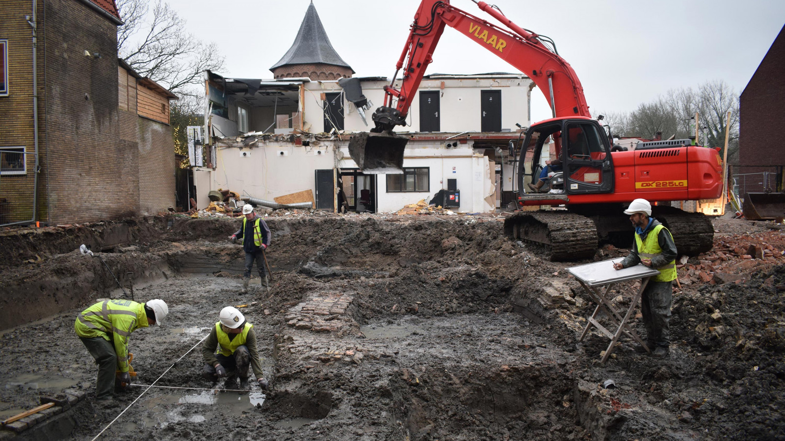 De opgraving met op de achtergrond de toren van het kasteel. Foto: Archeologie West Friesland