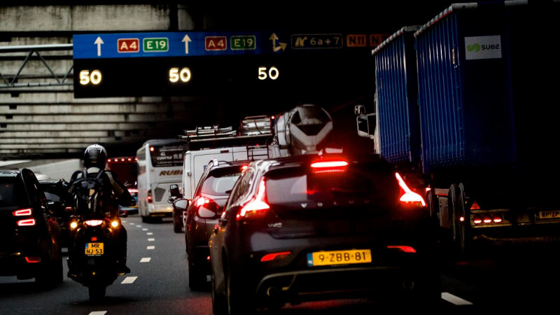 Flinke file A4 van en naar Amsterdam door kettingbotsing bij Schiphol. Flinke file A4 van en naar Amsterdam door kettingbotsing bij Schiphol.