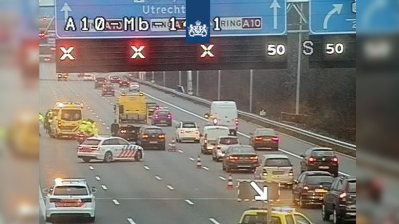 Meer dan een uur vertraging op A10 Noord door ongeluk. Meer dan een uur vertraging op A10 Noord door ongeluk.