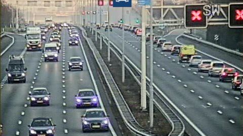 Twee rijstroken dicht door ongeval op A1. Twee rijstroken dicht door ongeval op A1.
