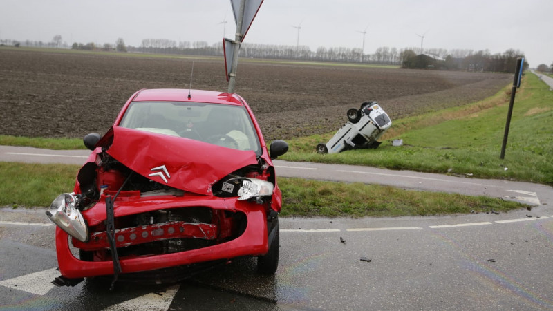 Flinke schade en bestelbusje op de kop na botsing in Wieringerwerf. Flinke schade en bestelbusje op de kop na botsing in Wieringerwerf.
