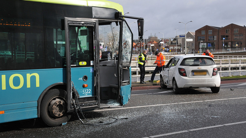 Forse schade bij aanrijding tussen lijnbus en auto in Alkmaar. Forse schade bij aanrijding tussen lijnbus en auto in Alkmaar.