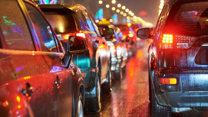 Chaotische ochtendspits: onstuimig weer veroorzaakt ongelukken op A8 en A9. Chaotische ochtendspits: onstuimig weer veroorzaakt ongelukken op A8 en A9.