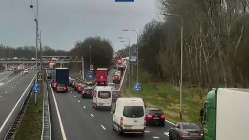 Ongeluk op A22 richting Velsen, rijstrook dicht. Ongeluk op A22 richting Velsen, rijstrook dicht.