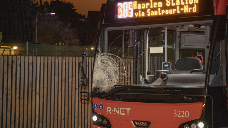 Fietser zwaargewond na aanrijding met bus in Driehuis. Fietser zwaargewond na aanrijding met bus in Driehuis.