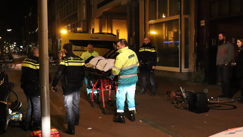 Fietsster en scooterrijdster gewond na botsing in Amsterdam. Fietsster en scooterrijdster gewond na botsing in Amsterdam.