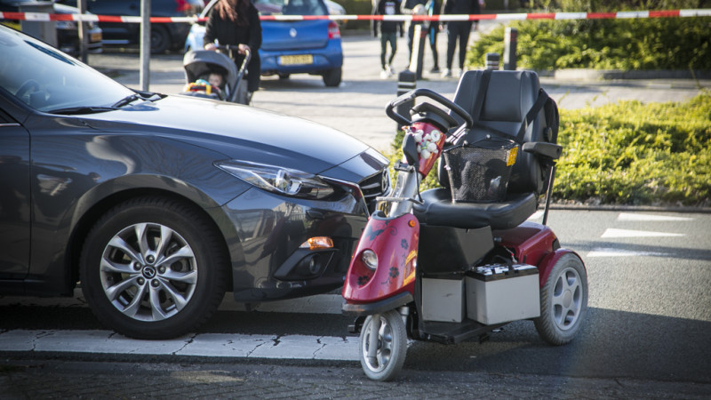 Vrouw in scootmobiel gewond na aanrijding met auto in Velserbroek. Vrouw in scootmobiel gewond na aanrijding met auto in Velserbroek.