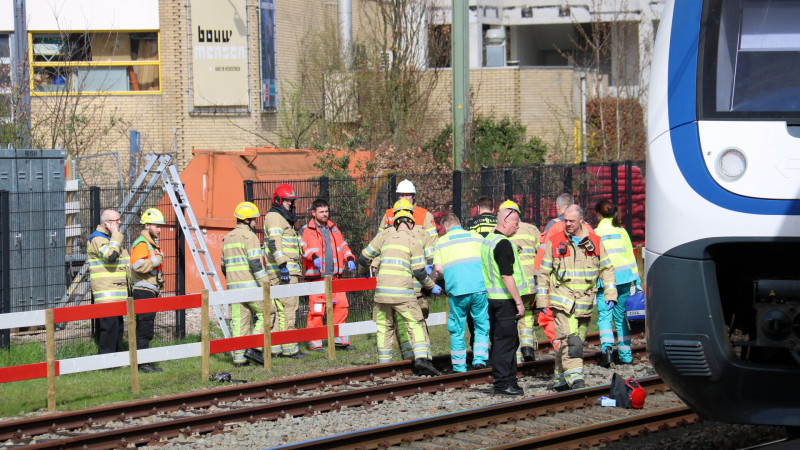 Gewonde bij ongeluk op het spoor in Bussum: treindienst gestremd. Gewonde bij ongeluk op het spoor in Bussum: treindienst gestremd.