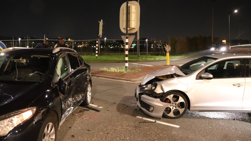 Twee autos total loss na ongeluk in Amsterdam.