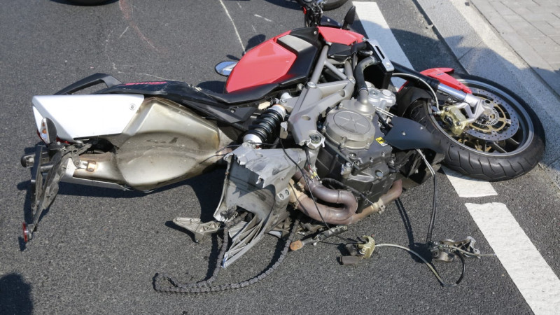 Motor verliest achterwiel bij aanrijding in De Goorn. Motor verliest achterwiel bij aanrijding in De Goorn.