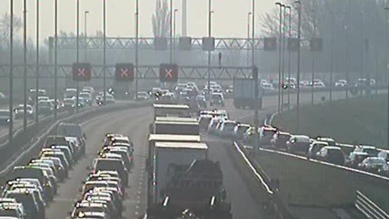 Weg weer vrij na groot ongeluk op A9, vertraging neemt af. Weg weer vrij na groot ongeluk op A9, vertraging neemt af.