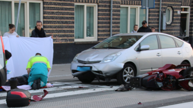 Scooterrijder gewond bij kop-staartbotsing: taxichauffeur onder invloed opgepakt. Scooterrijder gewond bij kop-staartbotsing: taxichauffeur onder invloed opgepakt.