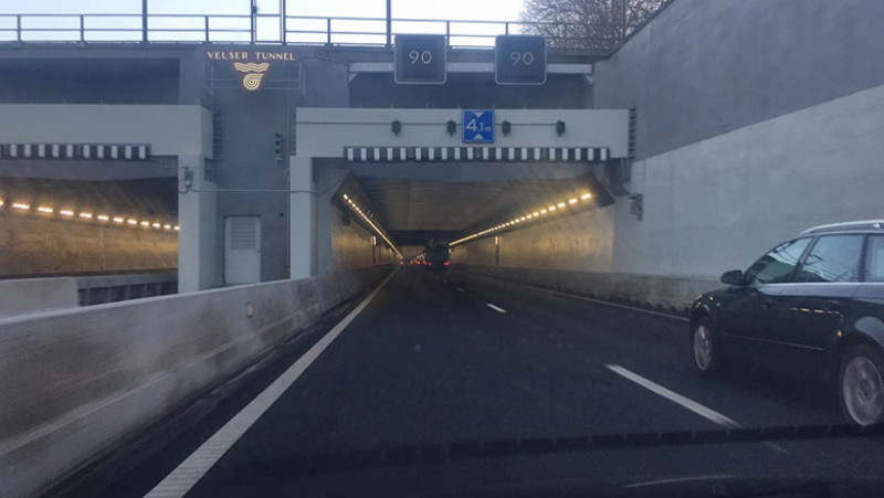 Grote drukte in de IJmond door ongeluk in Velsertunnel. Grote drukte in de IJmond door ongeluk in Velsertunnel.