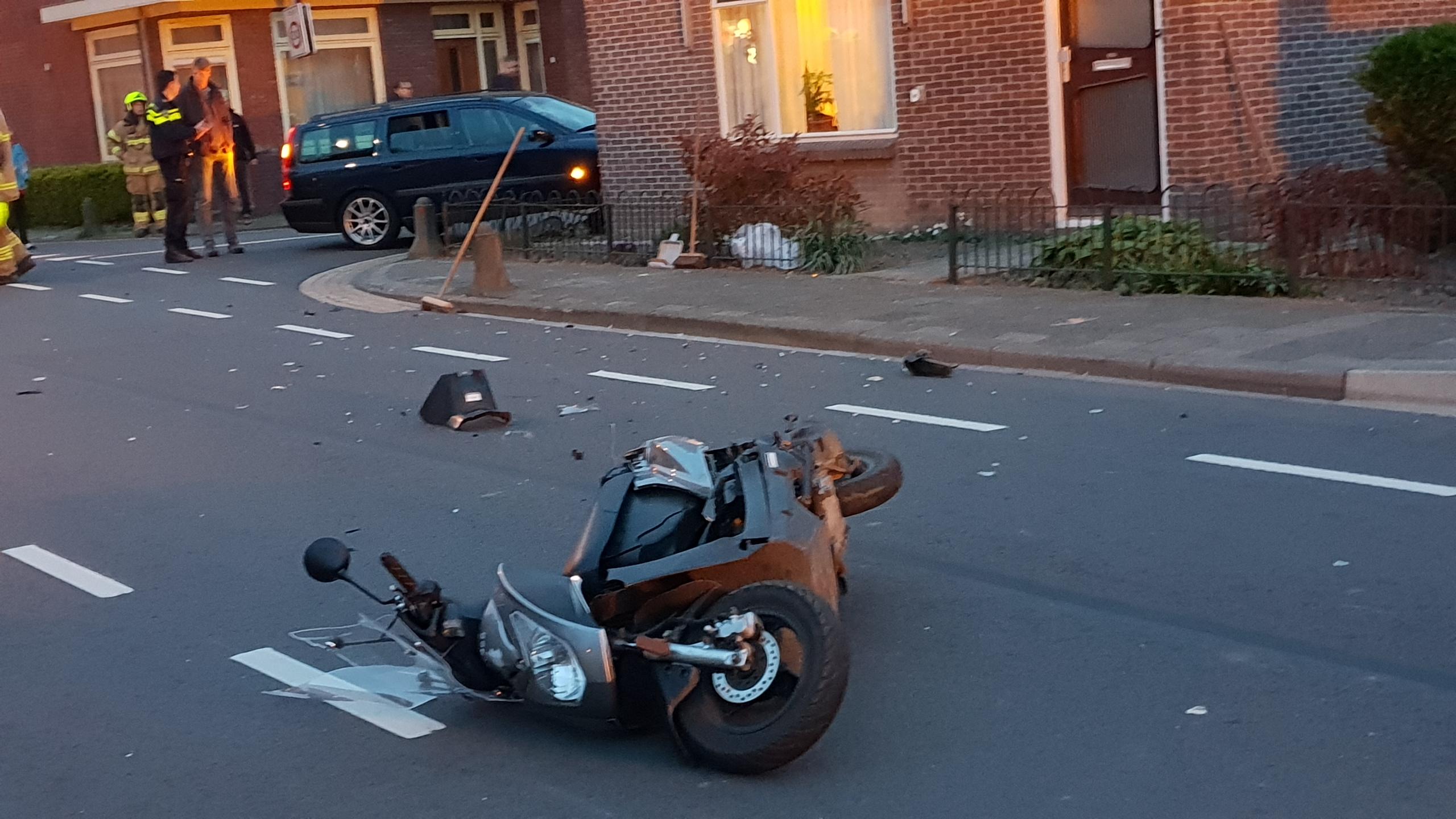 Automobilist rijdt tegen hoekwoning na botsing met scooter.