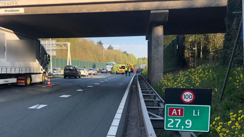 A1 bij Laren gedeeltelijk dicht na ongeluk met vrachtwagen. A1 bij Laren gedeeltelijk dicht na ongeluk met vrachtwagen.