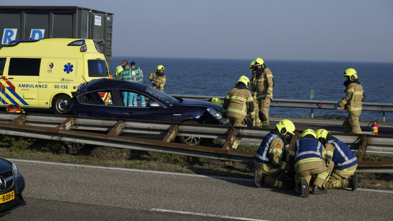 Afsluitdijk in beide richtingen afgesloten na twee ongelukken. Afsluitdijk in beide richtingen afgesloten na twee ongelukken.