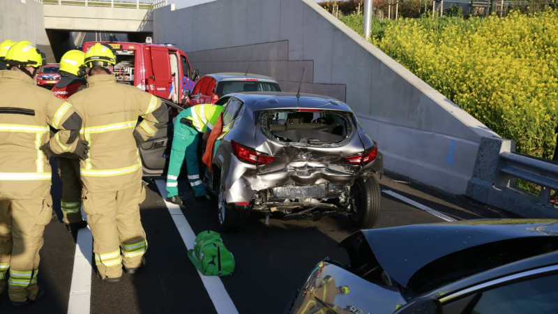 Automobilist uit voertuig geknipt na botsing op N194 bij Heerhugowaard. Automobilist uit voertuig geknipt na botsing op N194 bij Heerhugowaard.