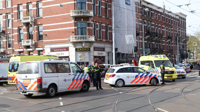 Fietsster overleden na aanrijding met vrachtwagen in Amsterdam. Fietsster overleden na aanrijding met vrachtwagen in Amsterdam.