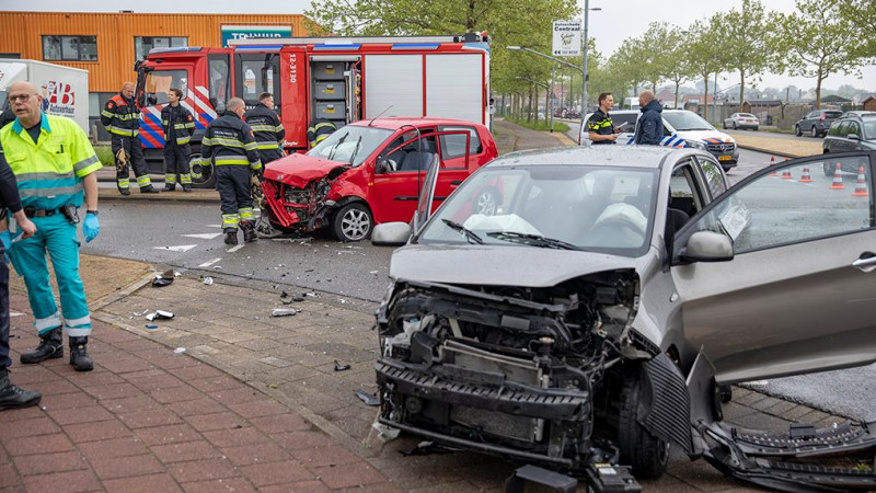Twee gewonden bij zwaar ongeluk op kruispunt in Haarlemse Waarderpolder. Twee gewonden bij zwaar ongeluk op kruispunt in Haarlemse Waarderpolder.
