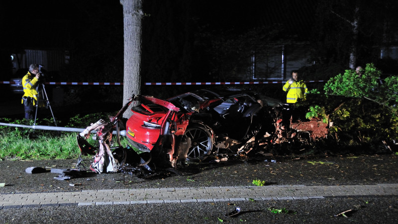 Drie gewonden bij eenzijdig ongeluk in Bergen: peperdure Porsche total loss. Drie gewonden bij eenzijdig ongeluk in Bergen: peperdure Porsche total loss.