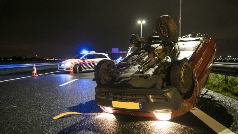 Auto over de kop na botsing met taxi op A5 bij Hoofddorp. Auto over de kop na botsing met taxi op A5 bij Hoofddorp.