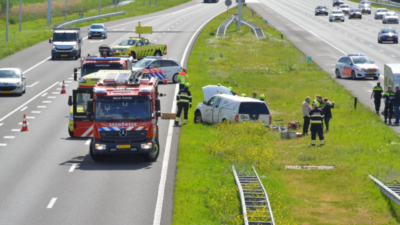 Bestuurder door brandweer uit auto gehaald bij eenzijdig ongeluk op A4. Bestuurder door brandweer uit auto gehaald bij eenzijdig ongeluk op A4.