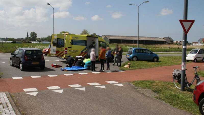 Fietser raakt gewond na botsing met auto in Assendelft. Fietser raakt gewond na botsing met auto in Assendelft.
