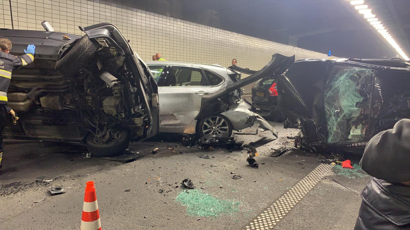 Grote ravage na ernstig ongeluk in Wijkertunnel, kettingbotsing met negen voertuigen. Grote ravage na ernstig ongeluk in Wijkertunnel, kettingbotsing met negen voertuigen.