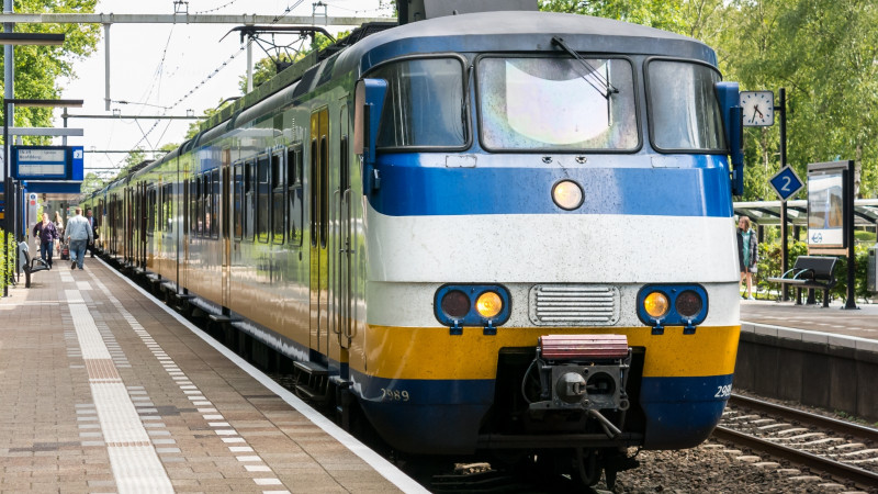 Geen treinen van en naar Hilversum door aanrijding, NS zet stopbussen in. Geen treinen van en naar Hilversum door aanrijding, NS zet stopbussen in.