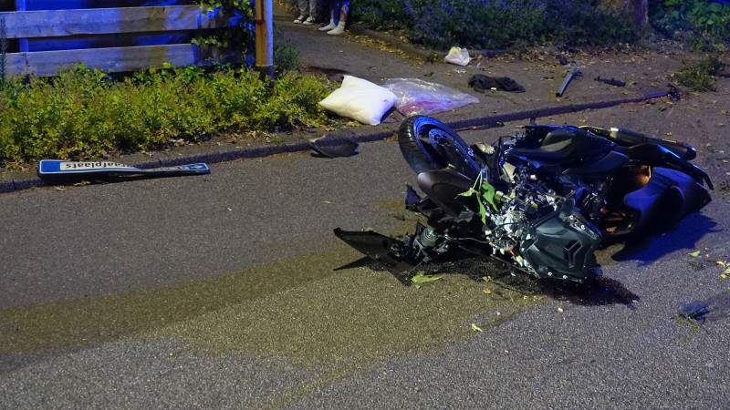 Zwaar ongeluk met motorrijder in Noord-Scharwoude. Zwaar ongeluk met motorrijder in Noord-Scharwoude.