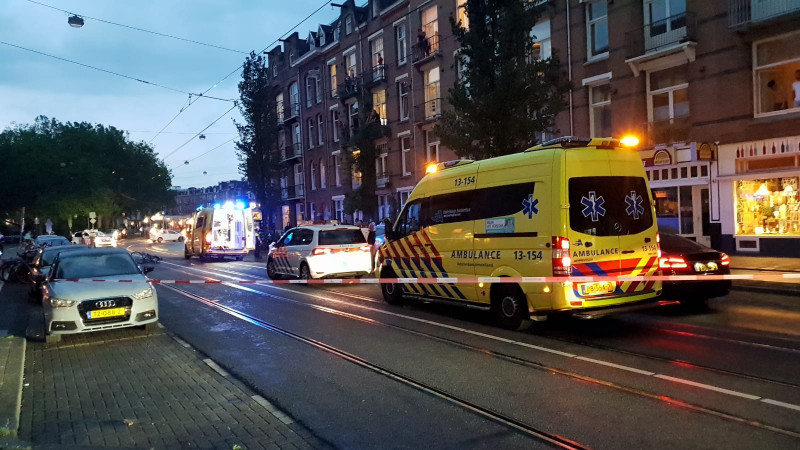 Fietser zwaargewond bij aanrijding in Amsterdam: auto rijdt door. Fietser zwaargewond bij aanrijding in Amsterdam: auto rijdt door.