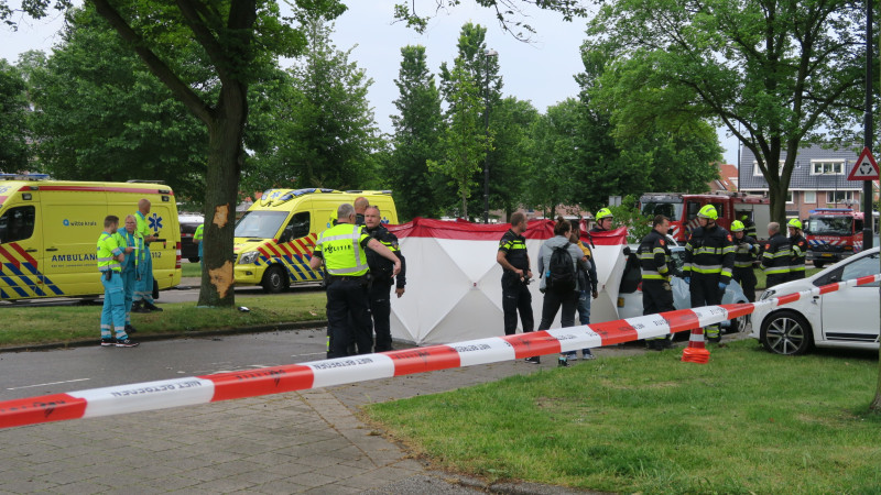 Automobiliste overleden bij botsing tegen boom in Beverwijk. Automobiliste overleden bij botsing tegen boom in Beverwijk.