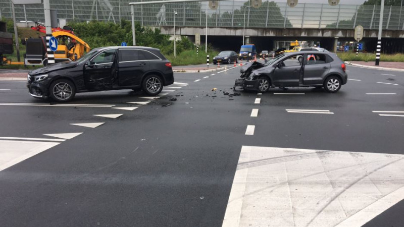 Slachtoffer uit auto bevrijd na botsing op kruispunt Oostzaan. Slachtoffer uit auto bevrijd na botsing op kruispunt Oostzaan.