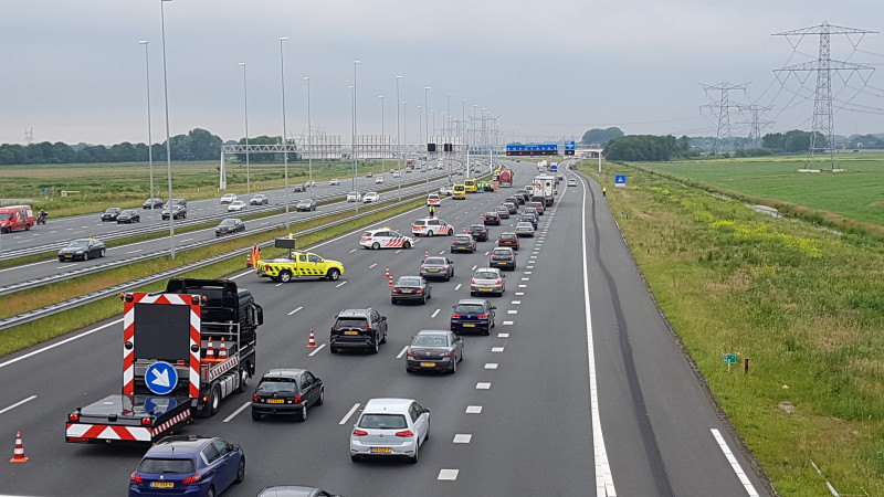 A1 bij Muiderberg afgesloten na groot ongeluk met vijf voertuigen. A1 bij Muiderberg afgesloten na groot ongeluk met vijf voertuigen.