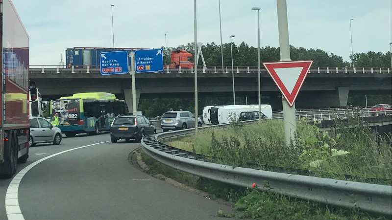 Busje op zijkant beland bij ongeluk Rottepolderplein. Busje op zijkant beland bij ongeluk Rottepolderplein.