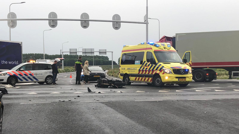 Motorrijder gewond na botsing met auto in Zwaagdijk-Oost. Motorrijder gewond na botsing met auto in Zwaagdijk-Oost.