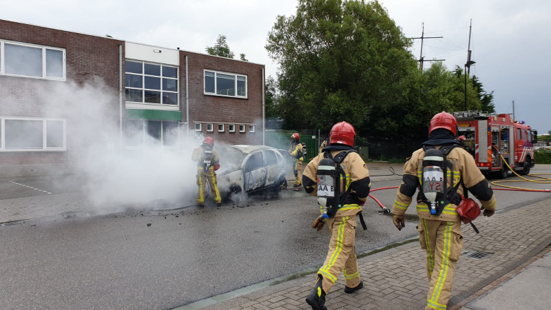 Klein ongelukje in Zaandam mondt uit in felle voertuigbrand. Klein ongelukje in Zaandam mondt uit in felle voertuigbrand.