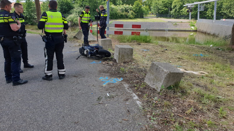 Scooterrijder ernstig gewond bij ongeluk in Lijnden. Scooterrijder ernstig gewond bij ongeluk in Lijnden.