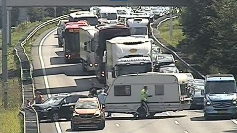 Gedeelte van A4 afgesloten na ongeluk met caravan. Gedeelte van A4 afgesloten na ongeluk met caravan.
