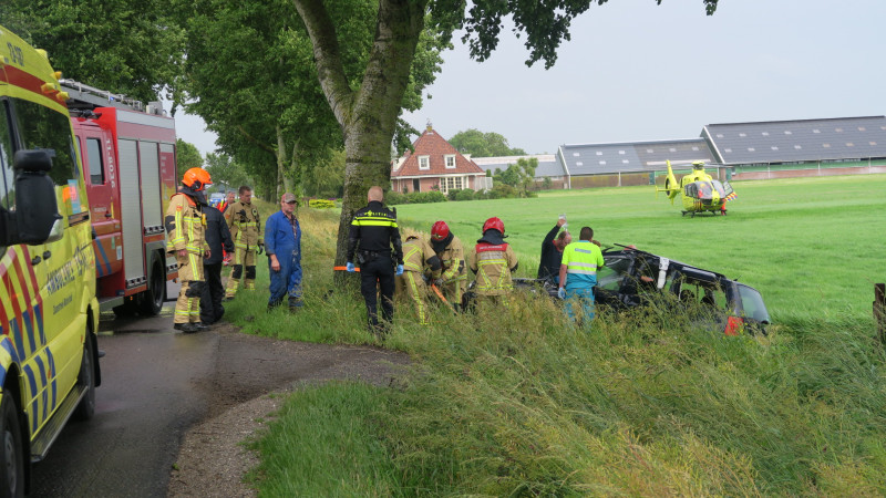 Man gewond bij ongeluk in Assendelft: wrak in greppel opengeknipt. Man gewond bij ongeluk in Assendelft: wrak in greppel opengeknipt.