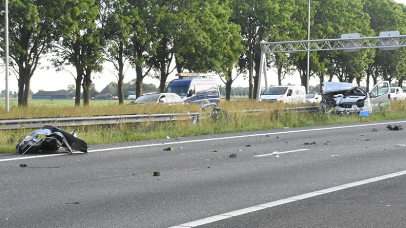 Lange file door ongeluk op A7: weg richting Hoorn dicht. Lange file door ongeluk op A7: weg richting Hoorn dicht.