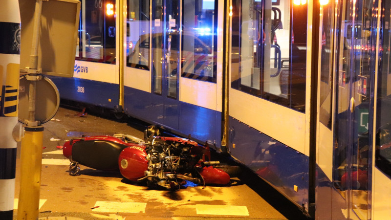 Motorrijder gewond na botsing met tram in Amsterdam West. Motorrijder gewond na botsing met tram in Amsterdam West.