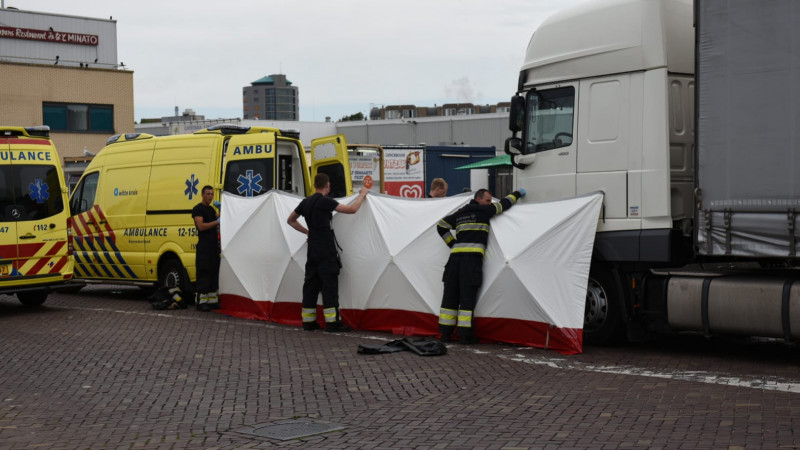 Fietser zwaargewond na botsing met vrachtwagen in IJmuiden. Fietser zwaargewond na botsing met vrachtwagen in IJmuiden.