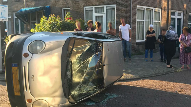 Auto slaat om bij ongeluk in woonwijk Amsterdam-Noord. Auto slaat om bij ongeluk in woonwijk Amsterdam-Noord.