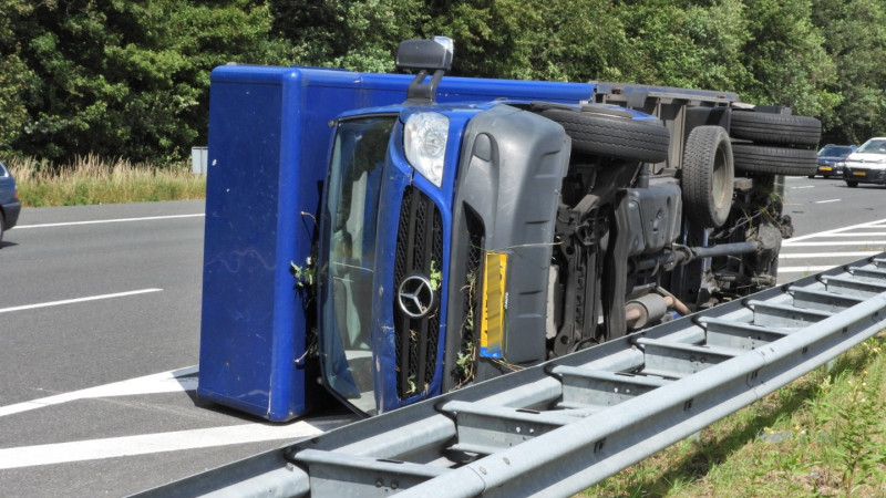 Gekantelde vrachtwagen op A1 bij Naarden zorgt voor lange file. Gekantelde vrachtwagen op A1 bij Naarden zorgt voor lange file.